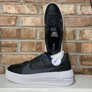 Nike Women Air Force 1 Platform Black/White *NEW*